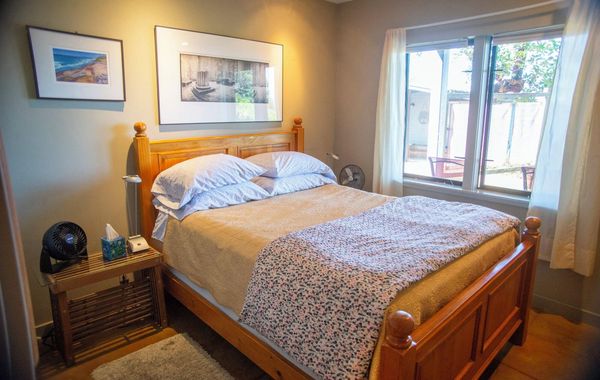 No cleaning fee. Close to downtown via direct bus. Private & beautiful view.