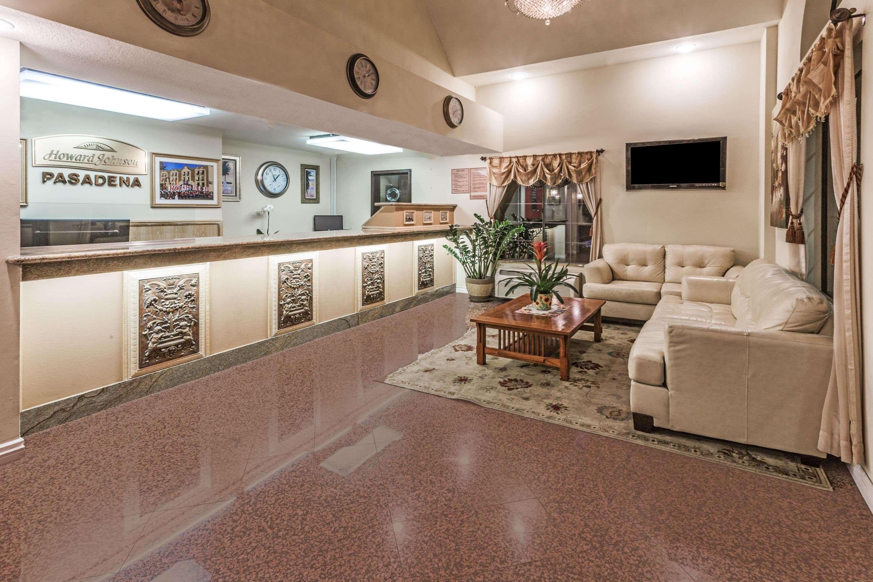 Vista Lobby Howard Johnson by Wyndham Pasadena