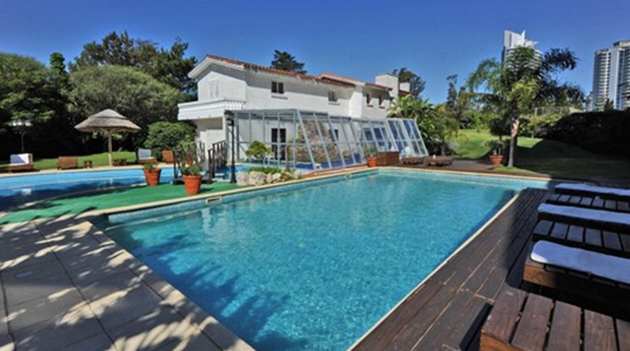 Vista da piscina La Foret