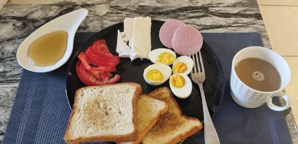 Restaurant Travelers Dubai Marina Hostel