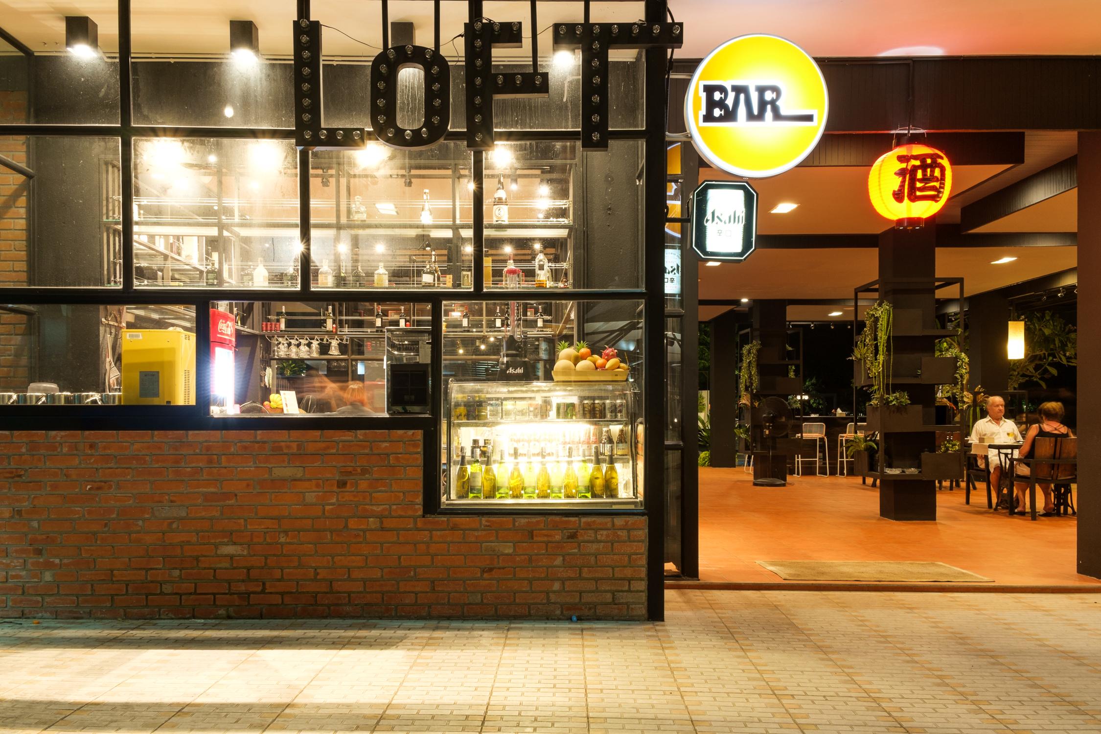 Bar/Salón The Loft Seaside Sriracha Hotel
