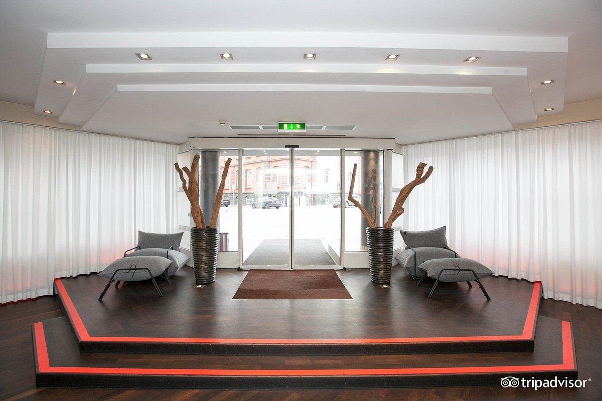 Vista Lobby Bristol Hotel