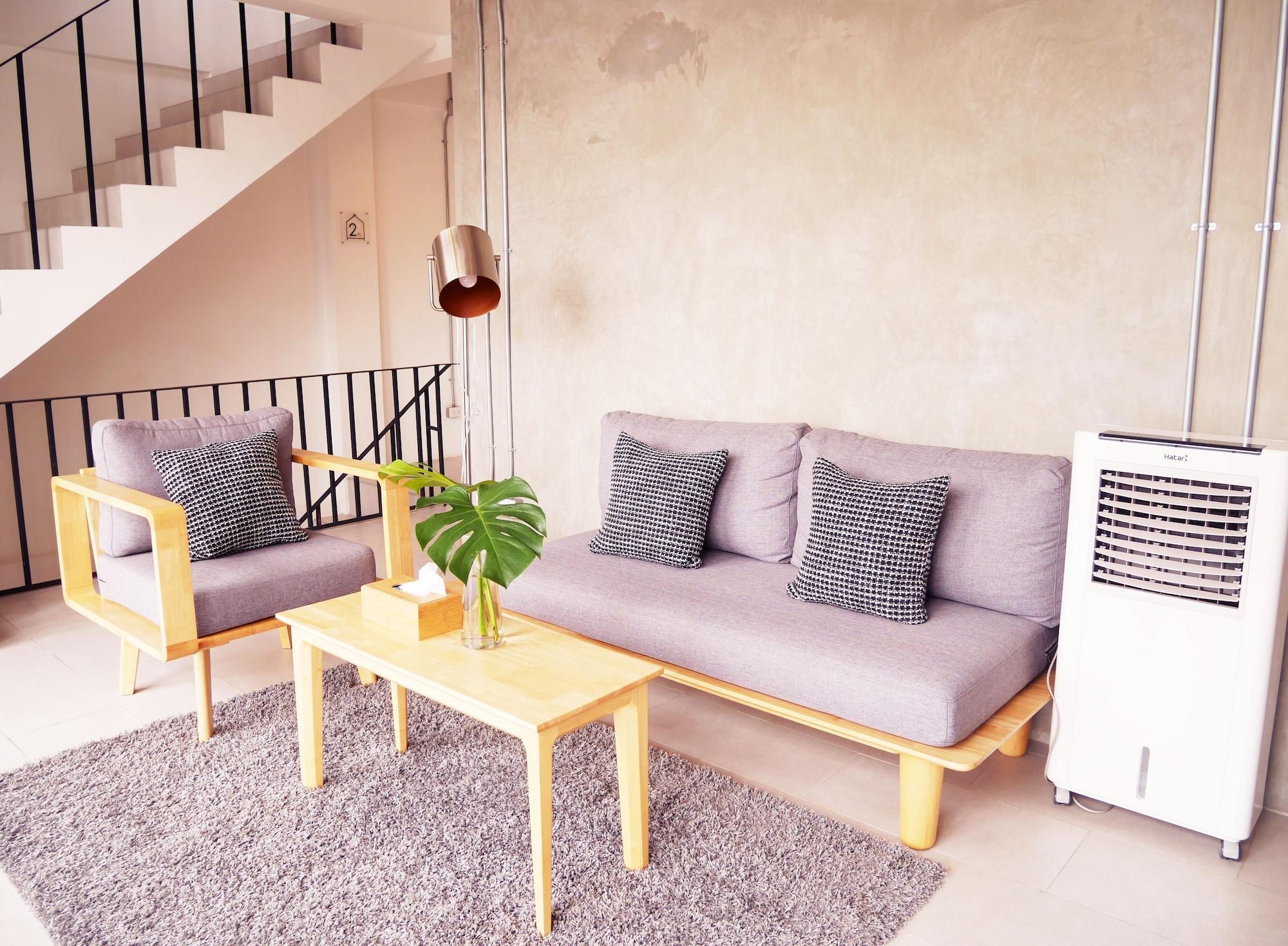 Varios The Companion - Hostel