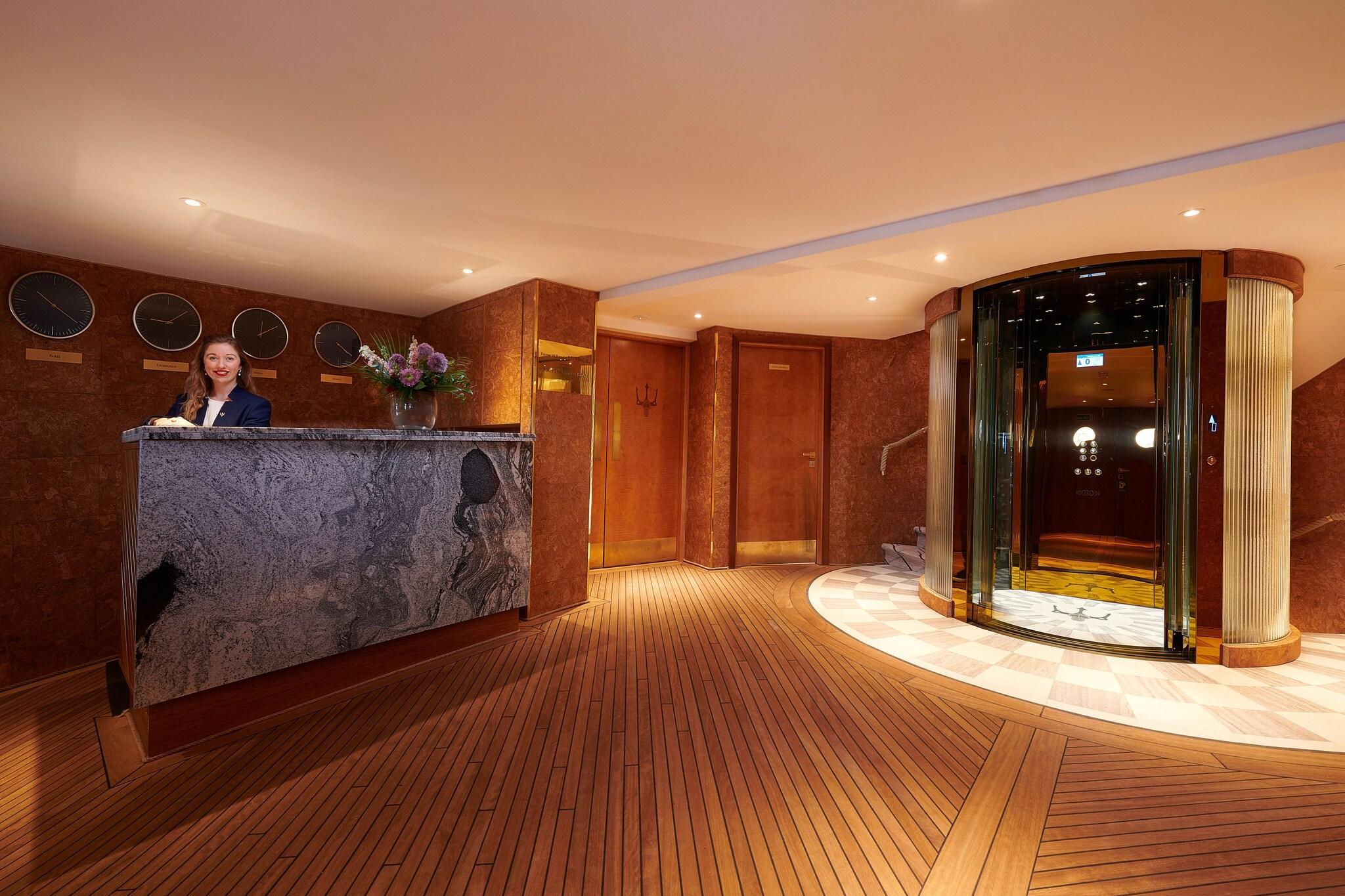 Vista Lobby Fingal - A Luxury Floating Hotel
