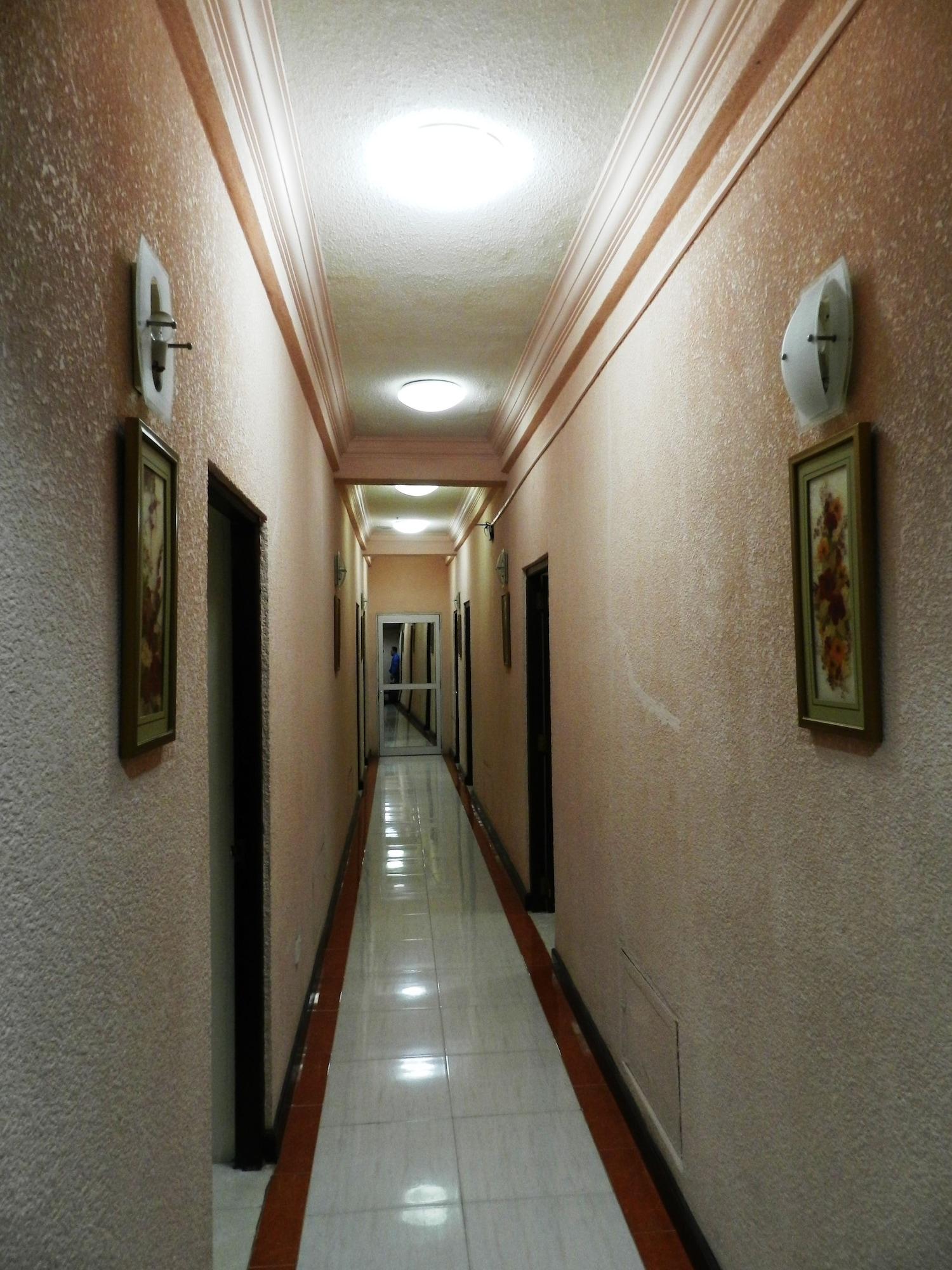 Varios Pearl City Hotel