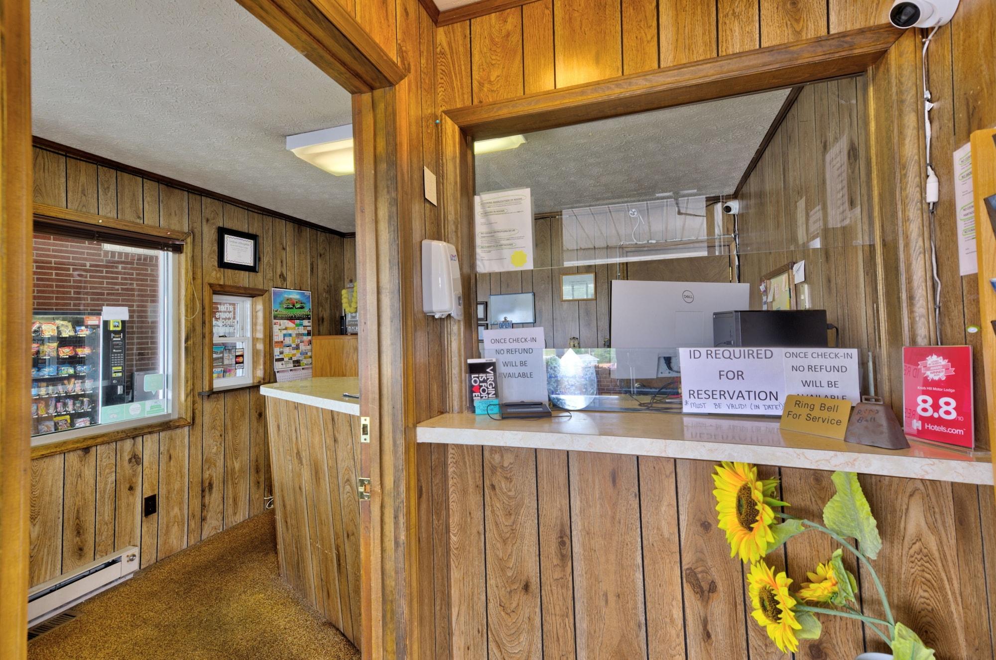 Vista Lobby Knob Hill Motor Lodge – Hillsville