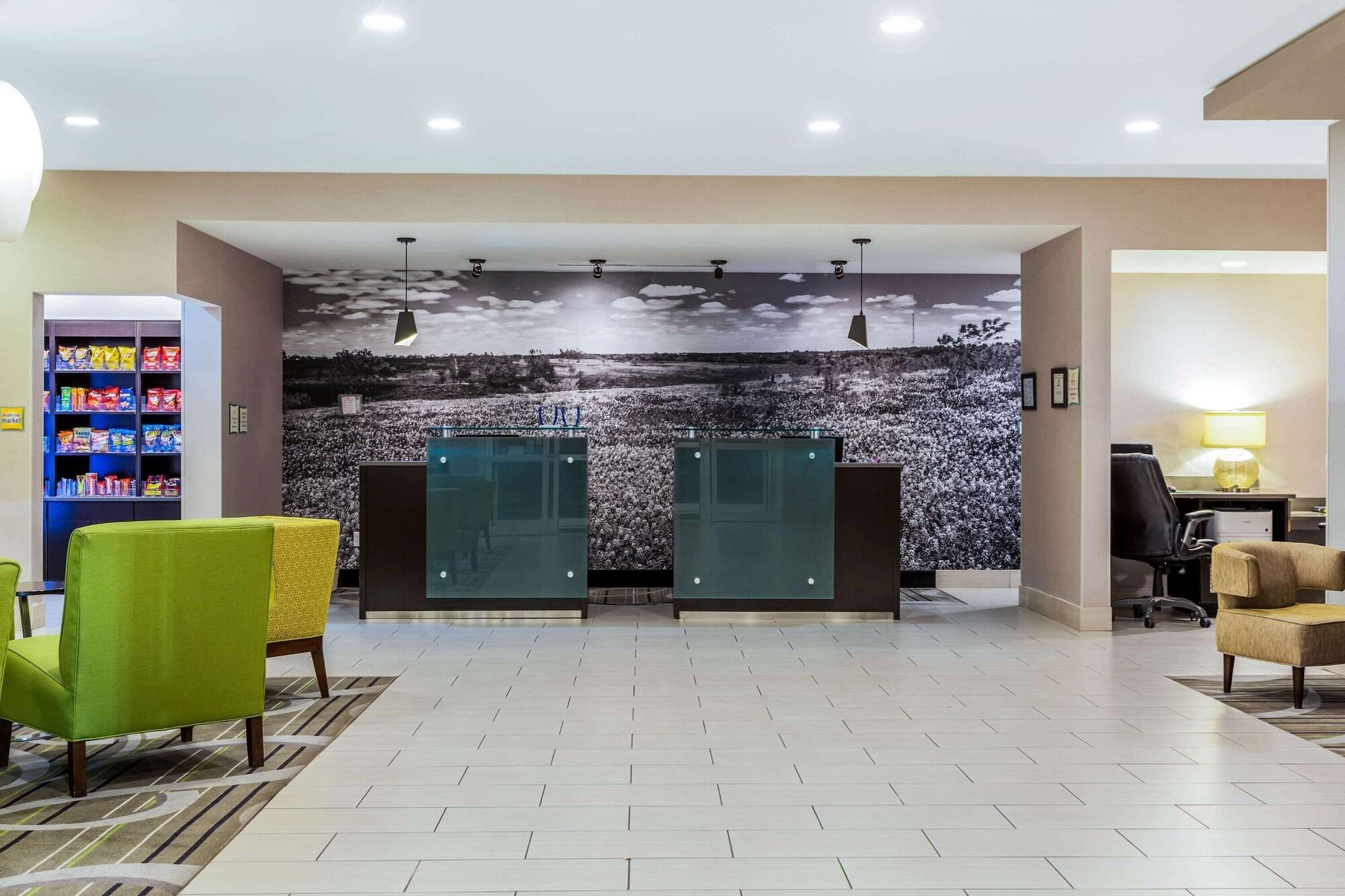 Vista Lobby La Quinta Inn & Suites by Wyndham Monahans
