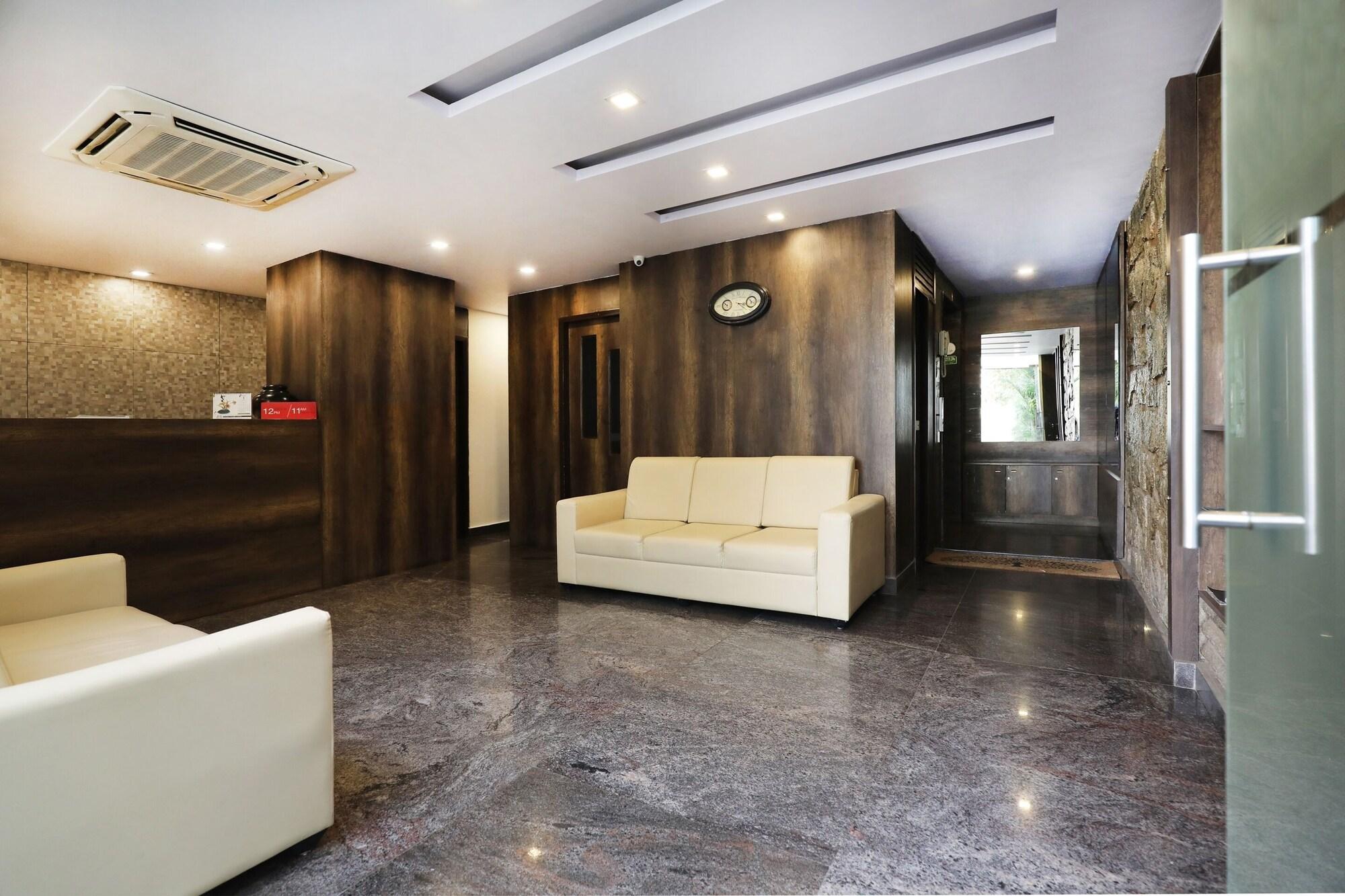 Vista Lobby OYO 1078 Hotel Royal Serenity