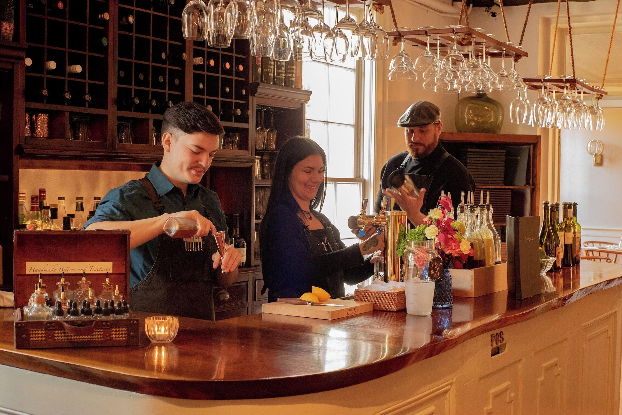 Bar/Salón Historic General Lewis Inn