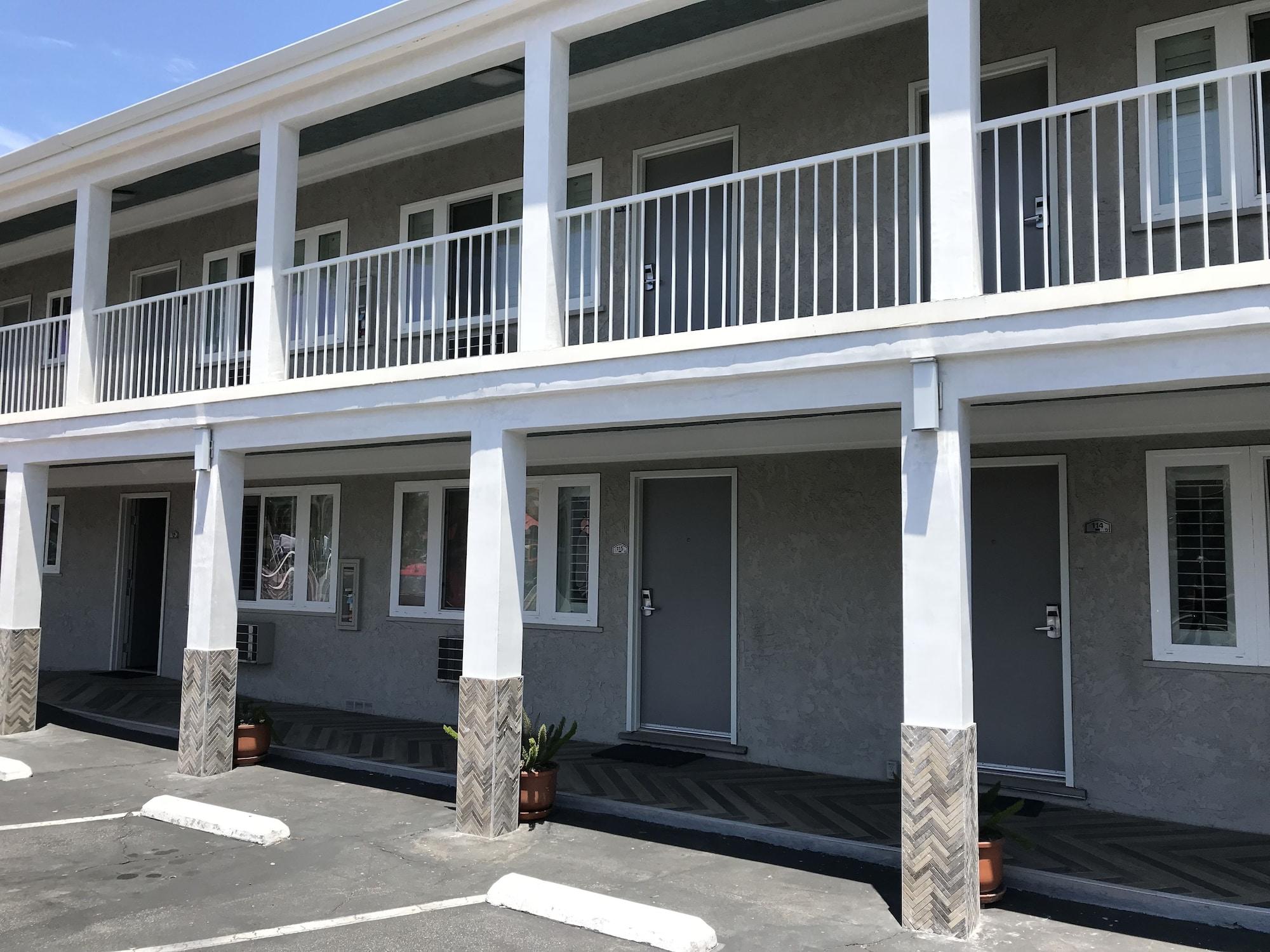 Vista Exterior Hi View Inn & Suites