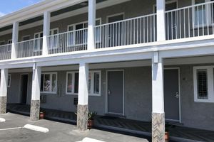 Alojamiento - Hi View Inn & Suites