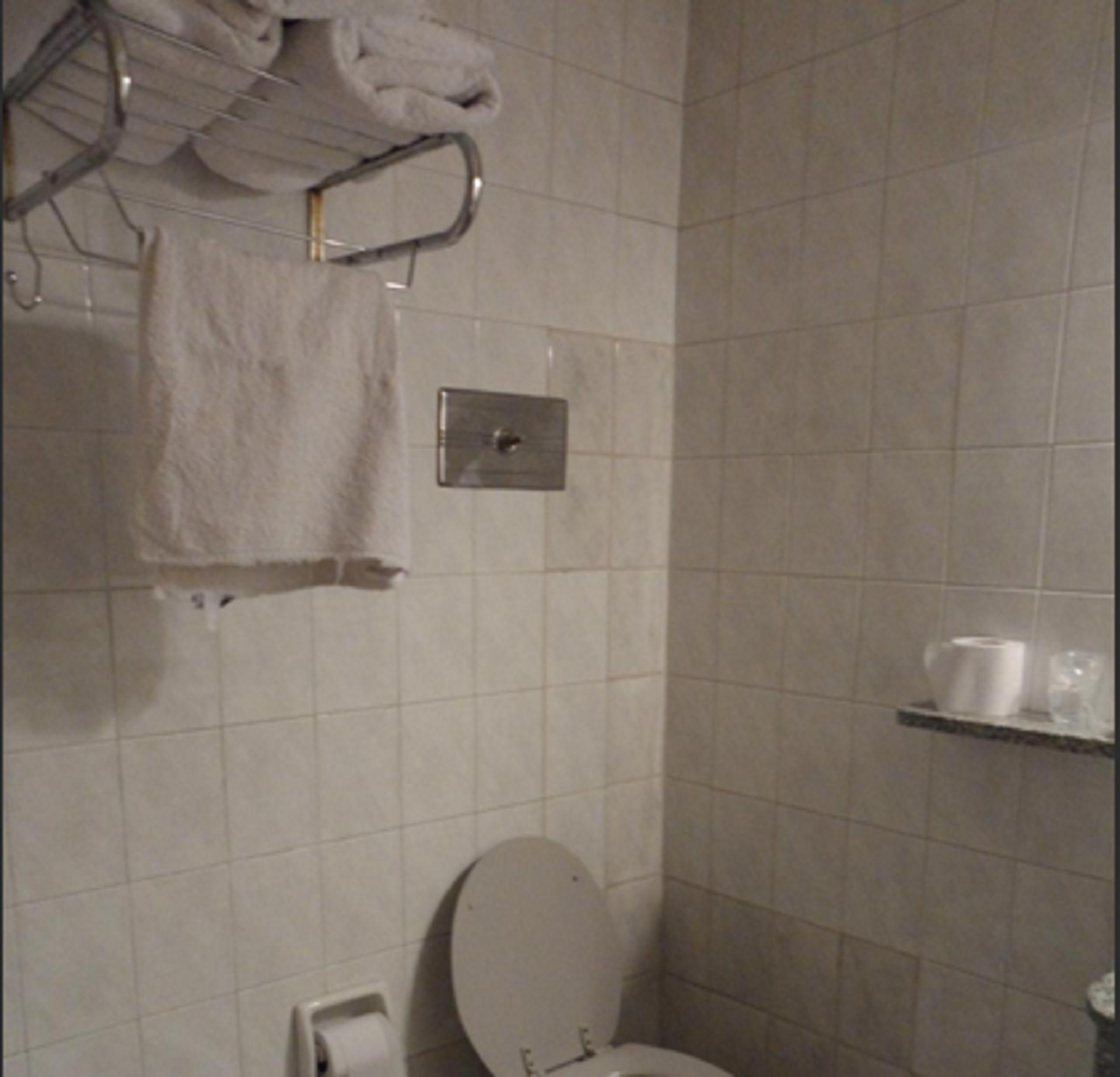 Baño Kalton Hotel