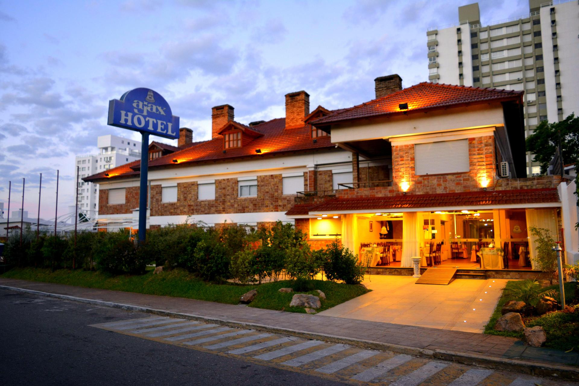 Vista Exterior Hotel Ajax