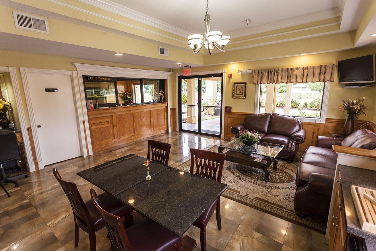 Vista Lobby Downtowner Inn and Suites Hobby