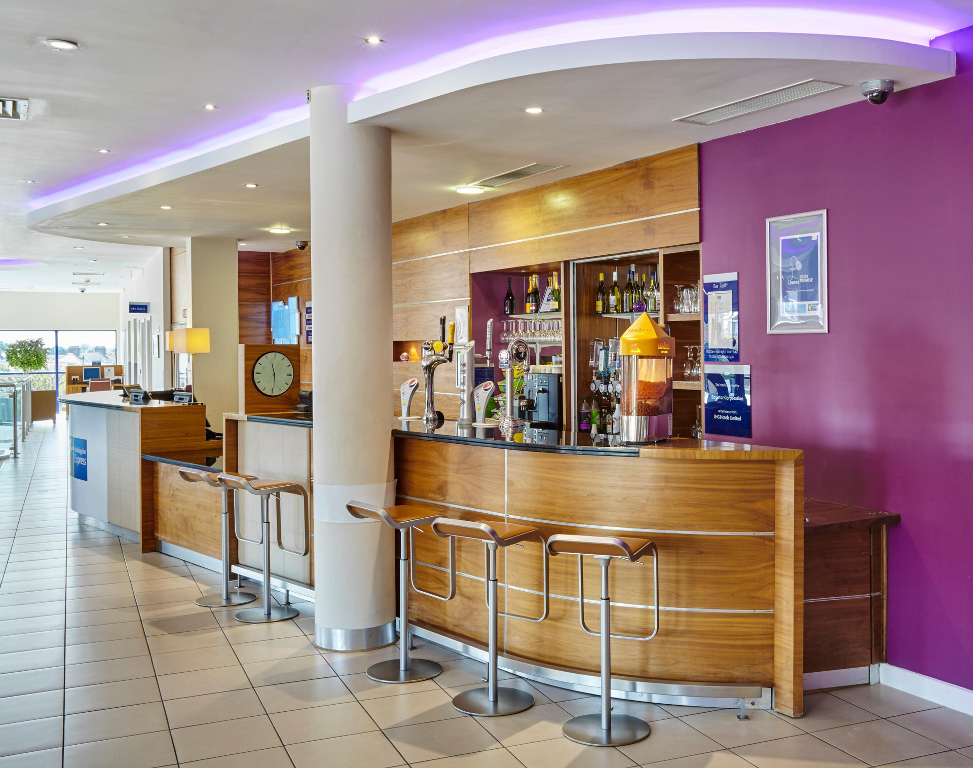 Bar/Salón Holiday Inn Express London - Newbury Park, an IHG Hotel