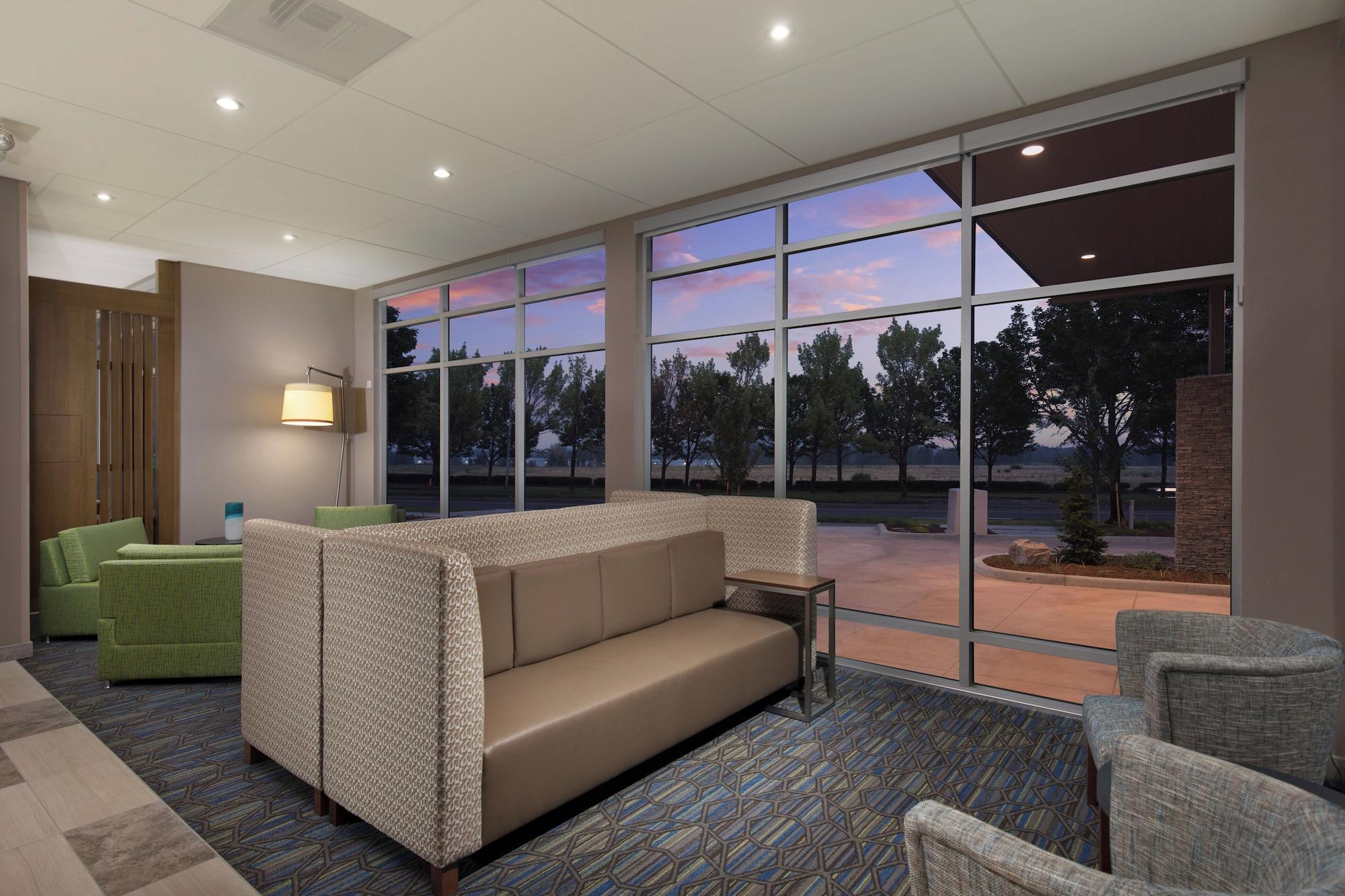 Vista Exterior Holiday Inn Express & Suites Portland Airport - Cascade Stn by IHG