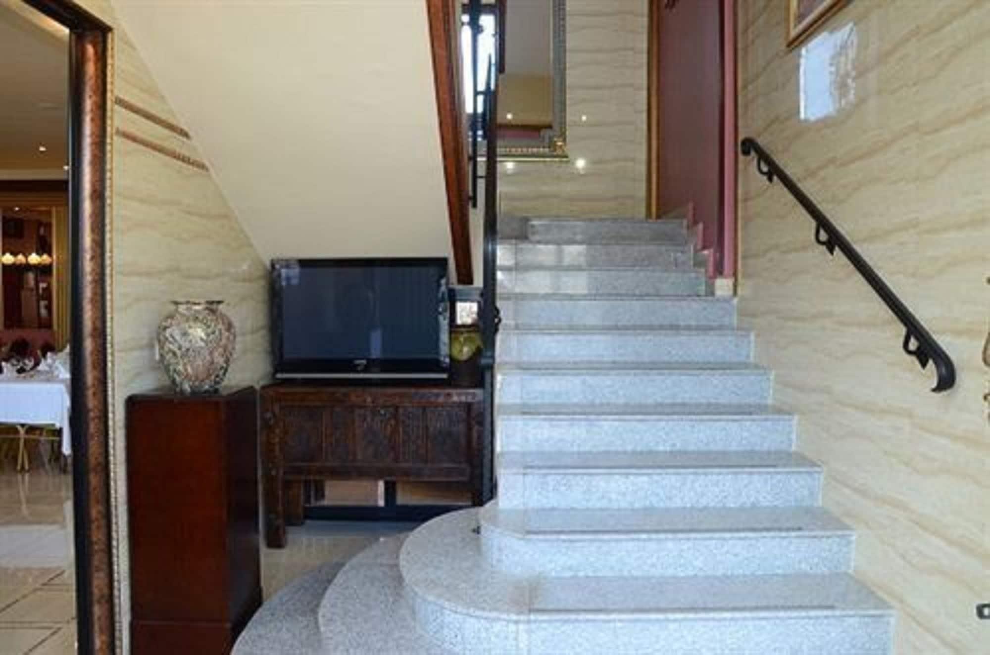 Varios Hôtel les Ambassadeurs