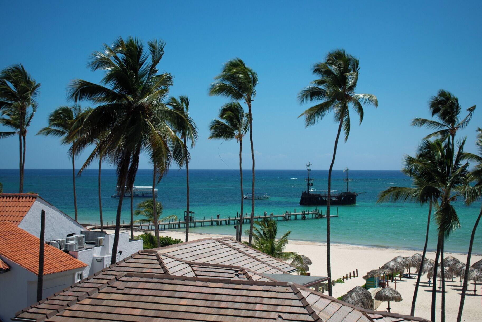 Playa VACATION STUDIOS with ROOFTOP POOL