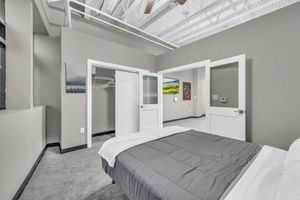 Alquiler Vacacional - Modern Industrial Loft Near Airport High-Speed WiFi Secure with free parking