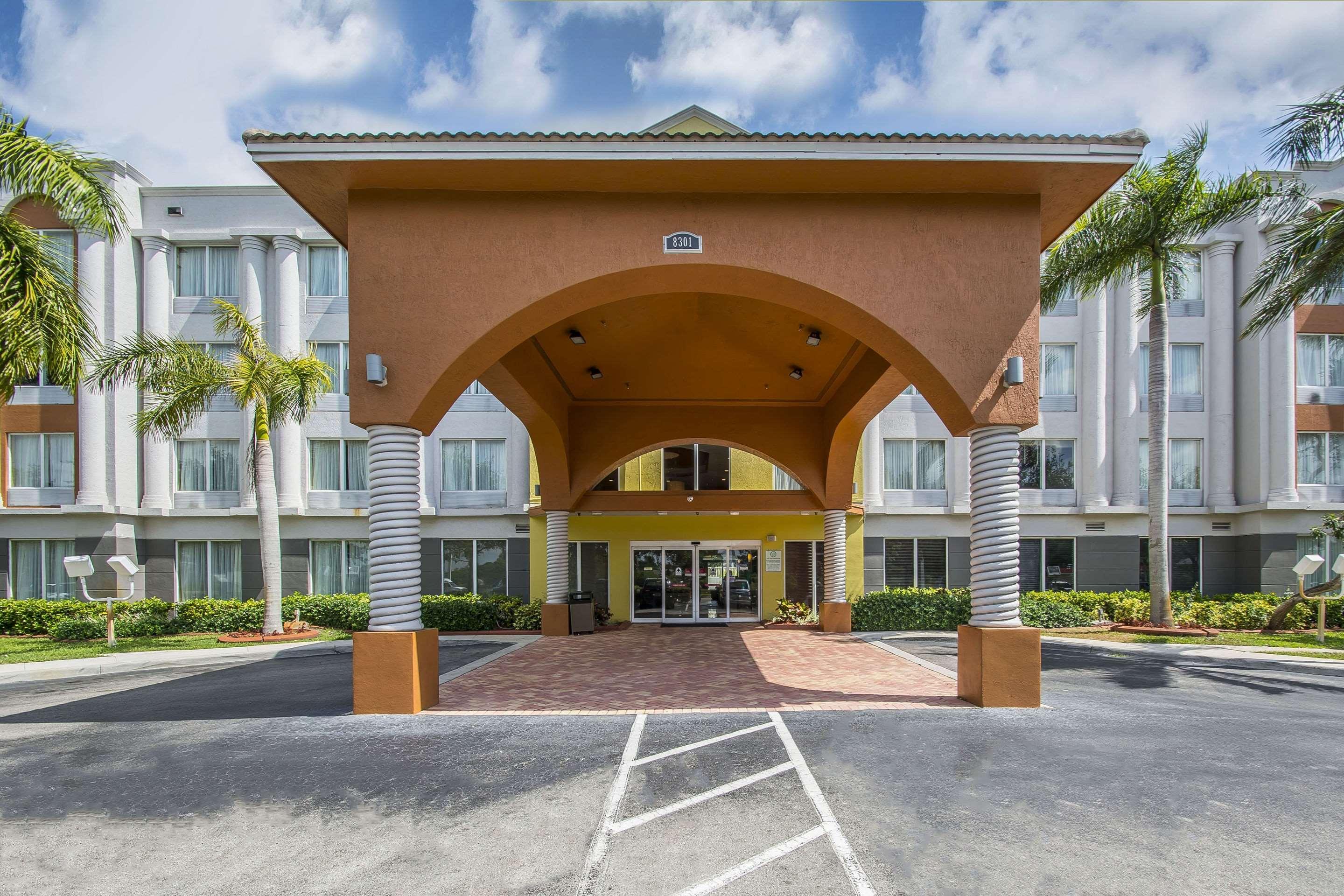 Vista Exterior Comfort Suites Sawgrass