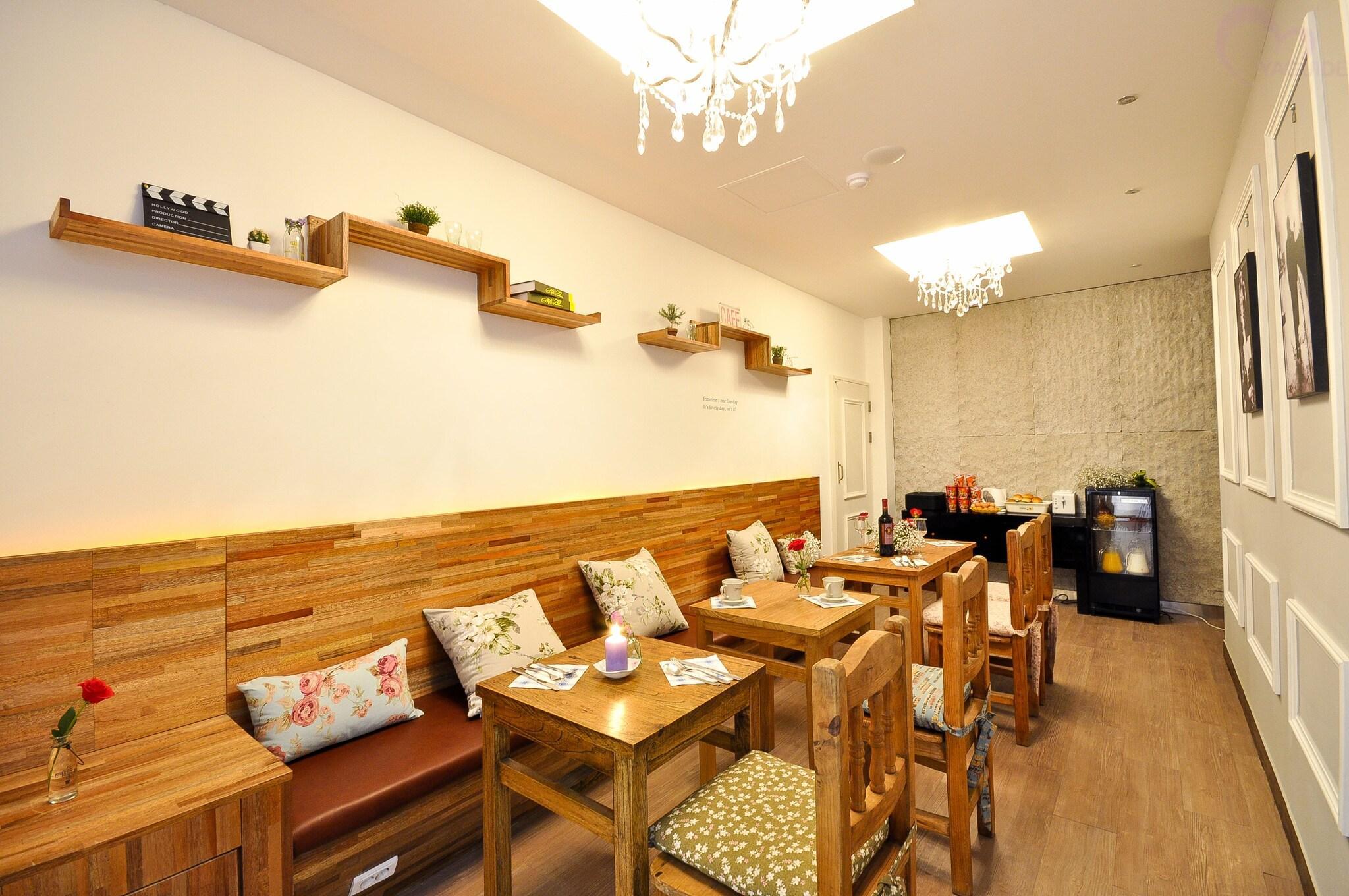 Bar/Salón February Hotel Apsan