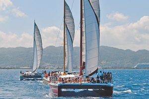 Actividad - Catamarán en Montego Bay: tour de snorkel con barra libre y DJ de reggae