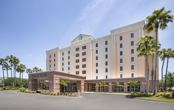 Embassy Suites by Hilton Orlando Airport - Hoteles cerca de Premium Outlets en Orlando