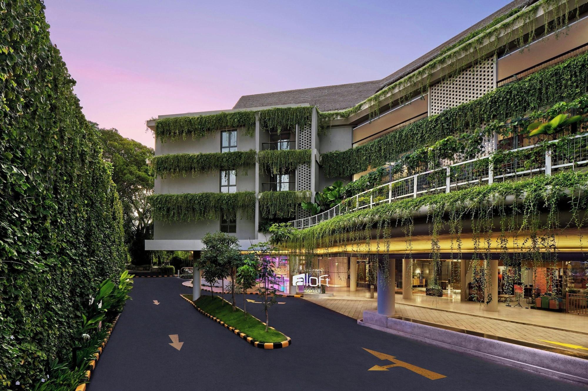 Vista Exterior Aloft Bali Kuta at Beachwalk
