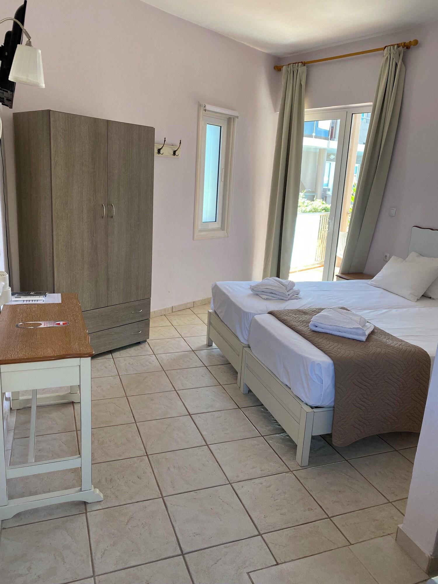 Varios Girogiali Hotel