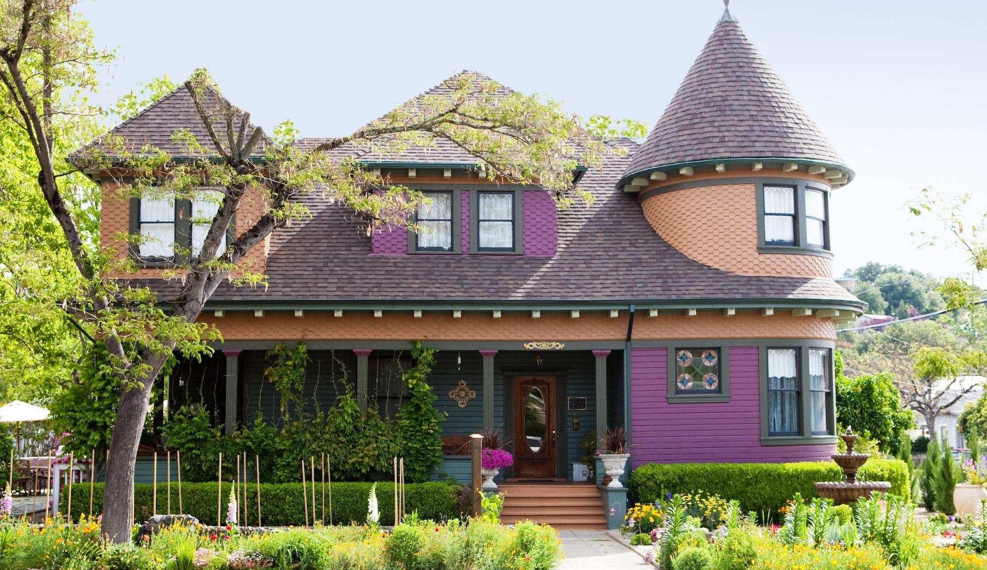 Varios Kelley & Young Wine Garden Inn