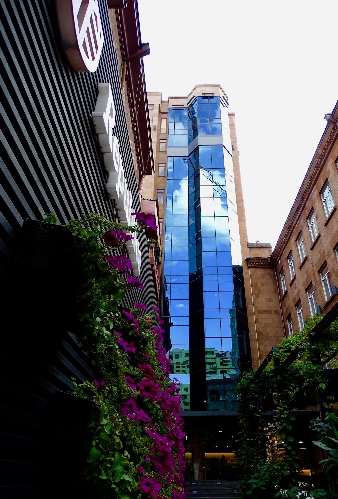 Vista Exterior Republica Hotel Yerevan