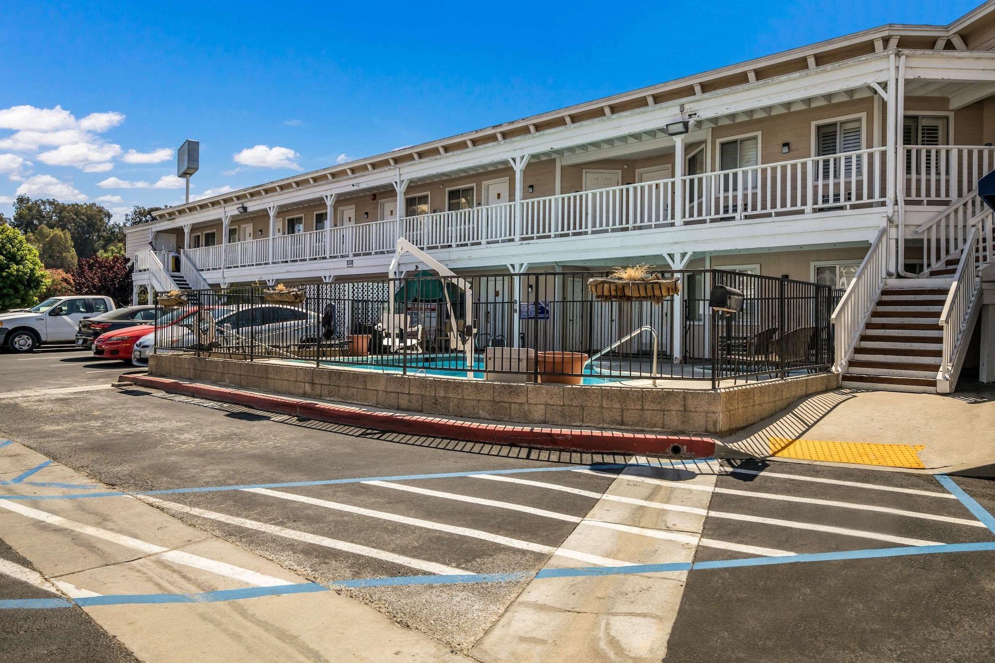 Vista Exterior Rodeway Inn Old Town Temecula