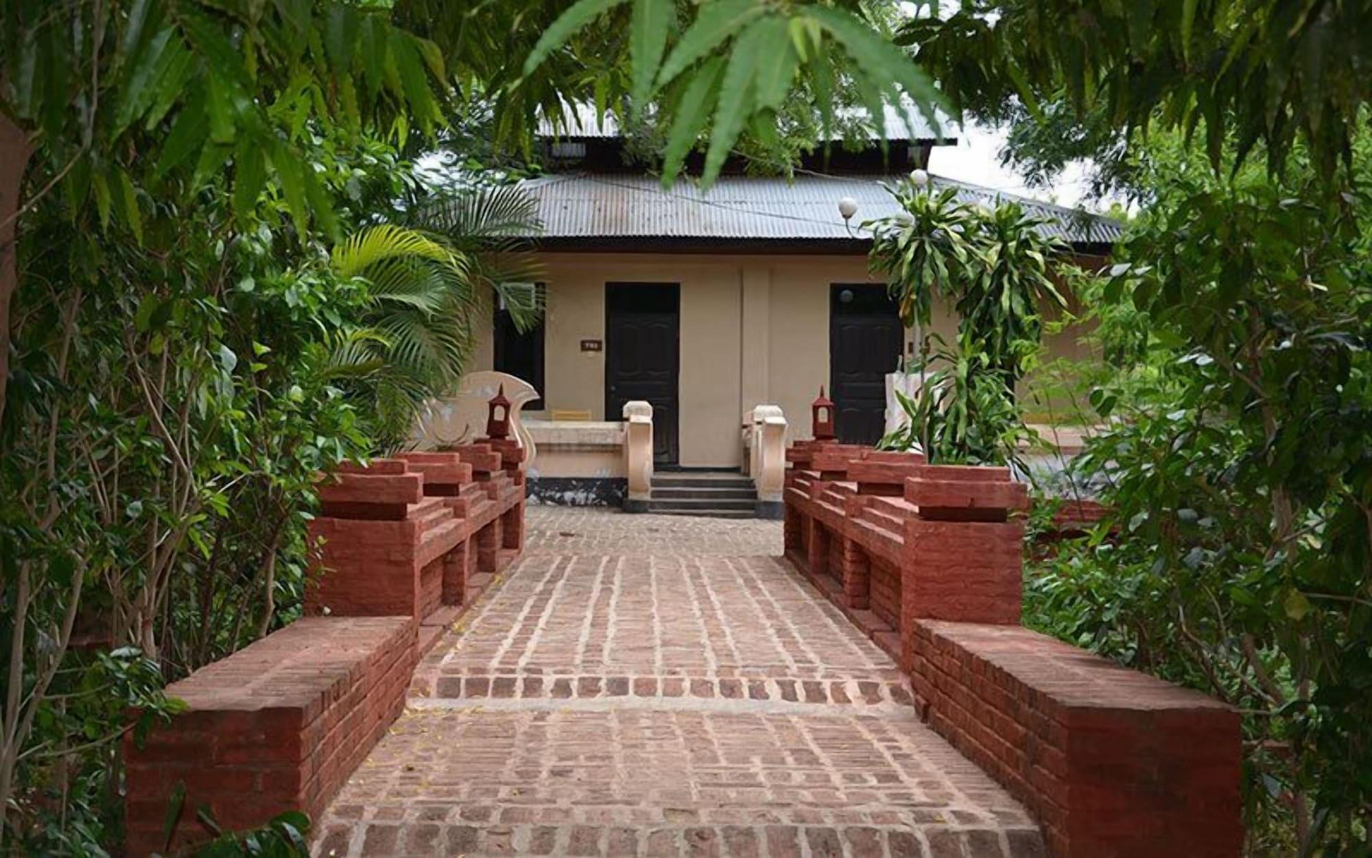 Vista Exterior Aung Mingalar Hotel