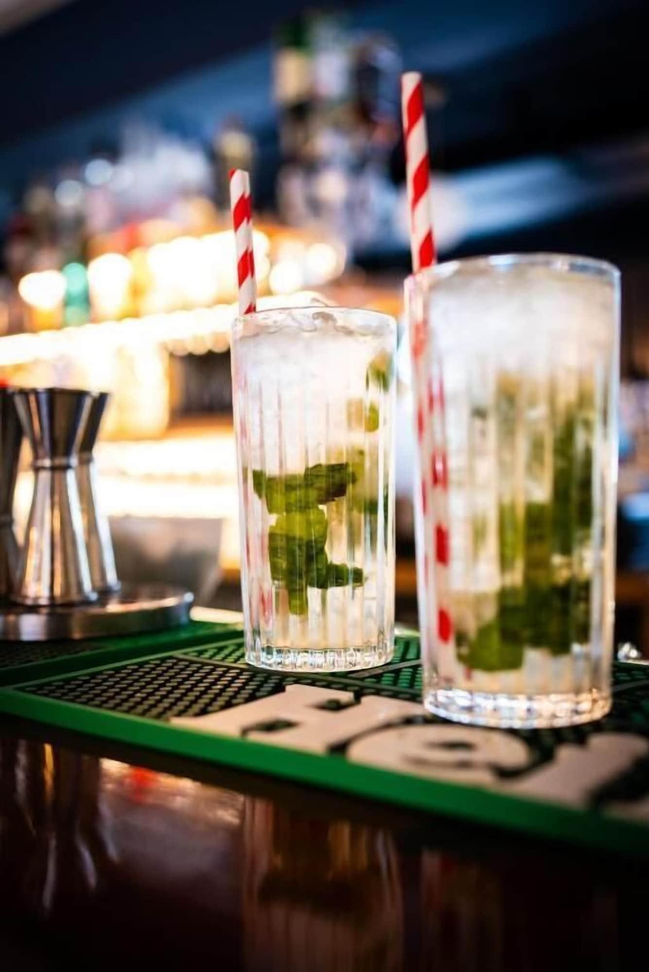 Bar/Salón The Village Hotel Douglas