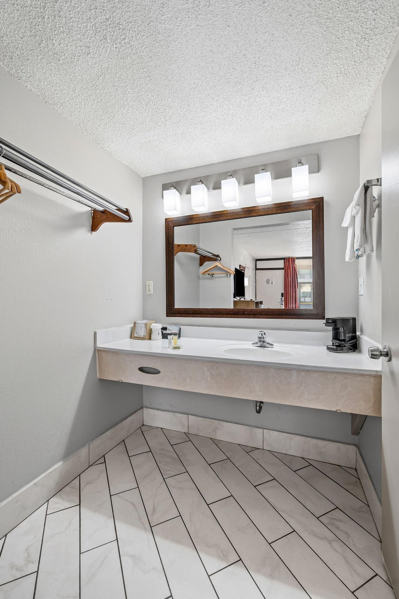 Equipamiento de Habitación Days Inn by Wyndham Nashville Saint Thomas West Hospital