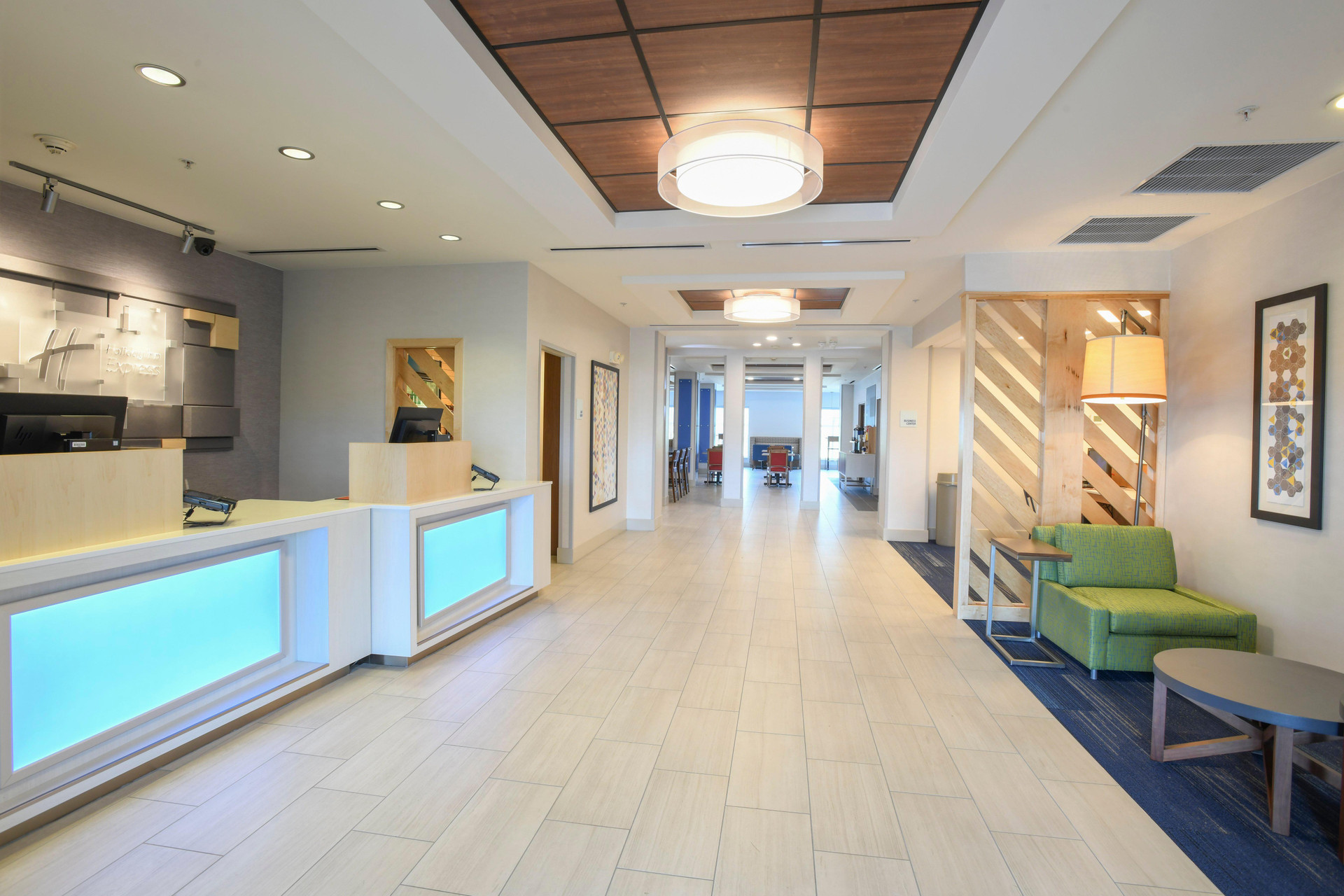 Vista Lobby Holiday Inn Express and Suites Richwood Cincinnati