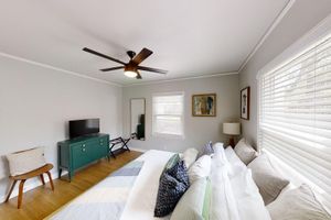 Alquiler Vacacional - Charming corner. 1 block from Tulsa Expo! Big yard w/deck.