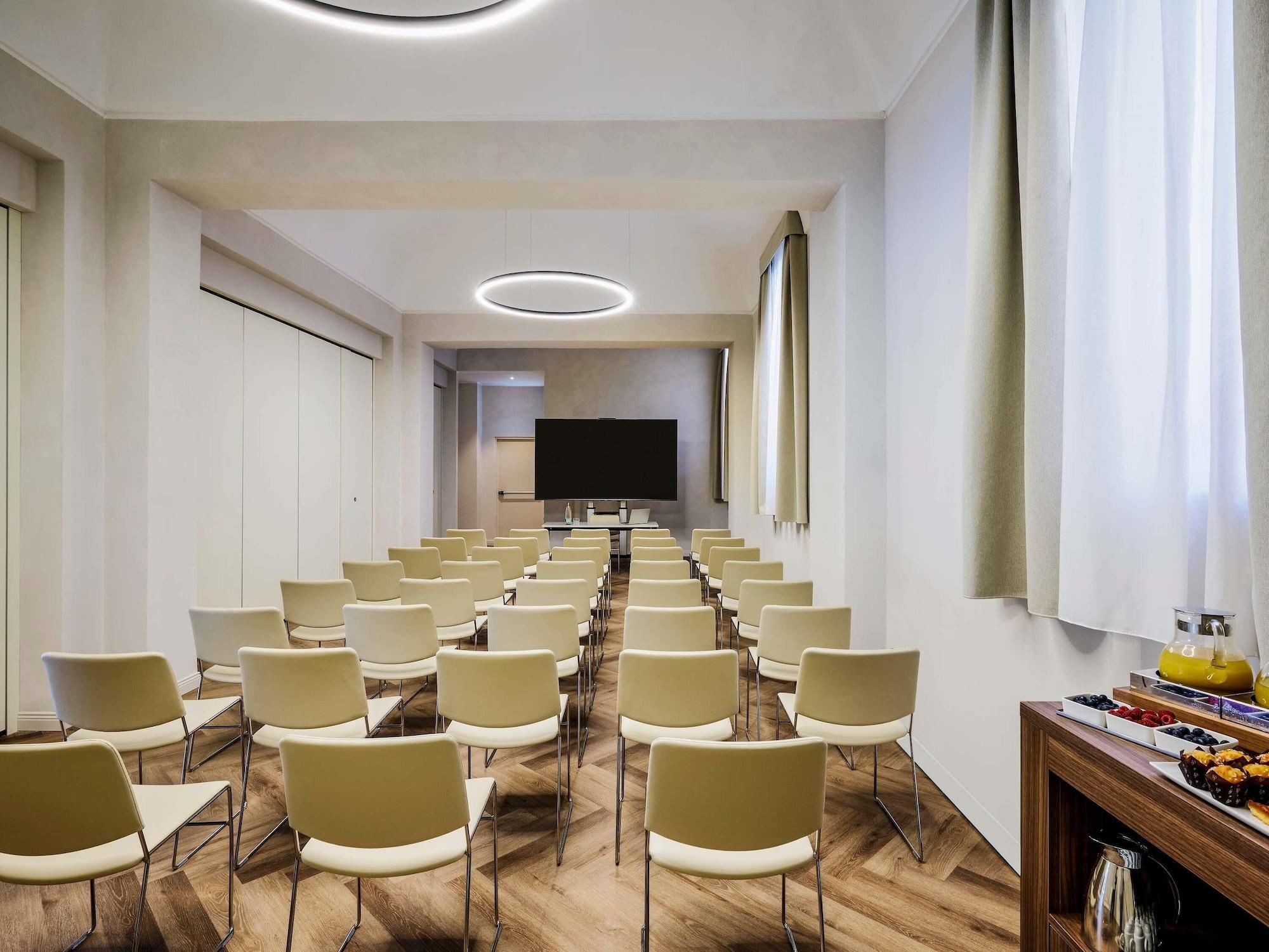 Sala de Reuniones Hotel Giacomo Morra Alba - Handwritten Collection