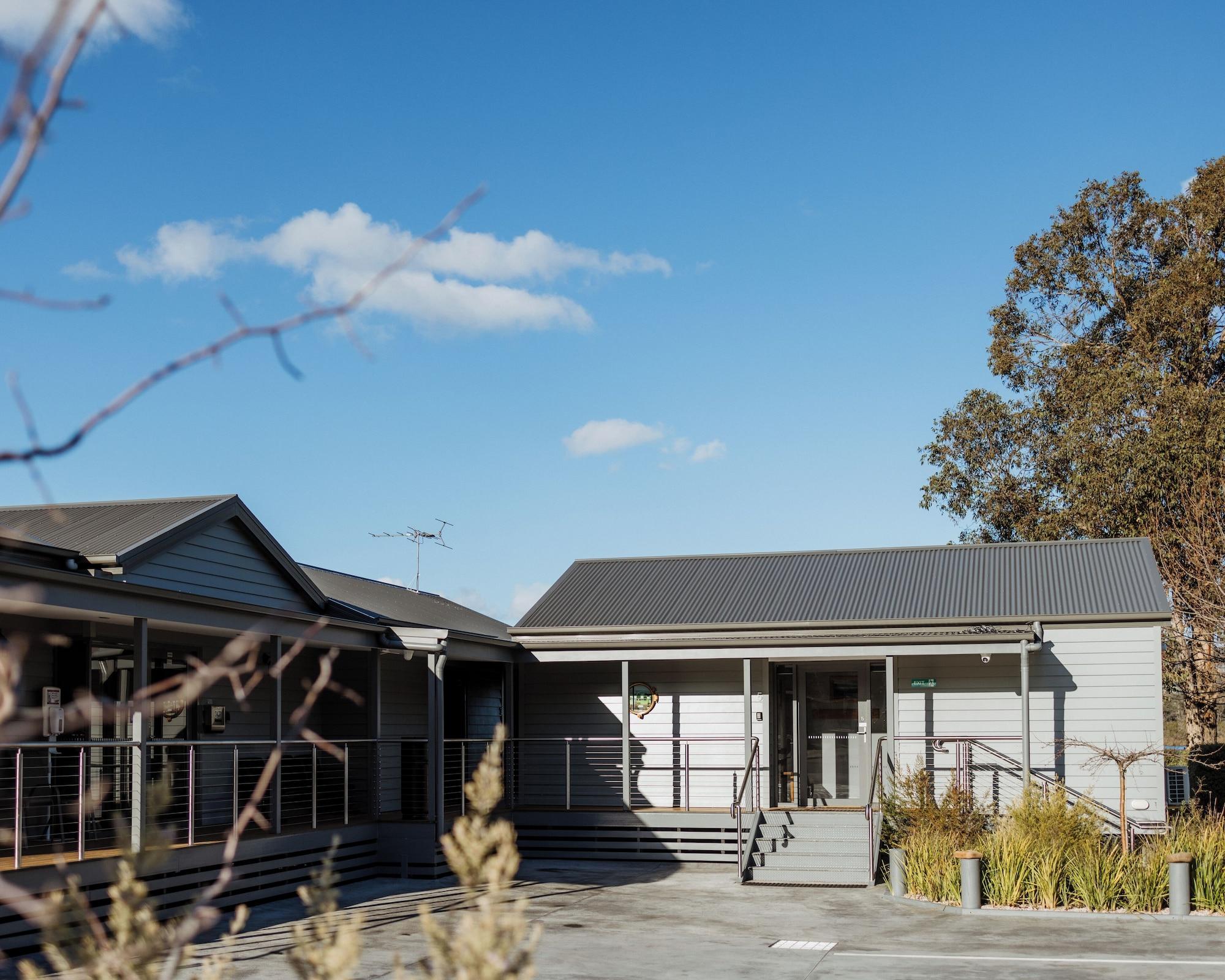 Vista Exterior Boat Reflections
