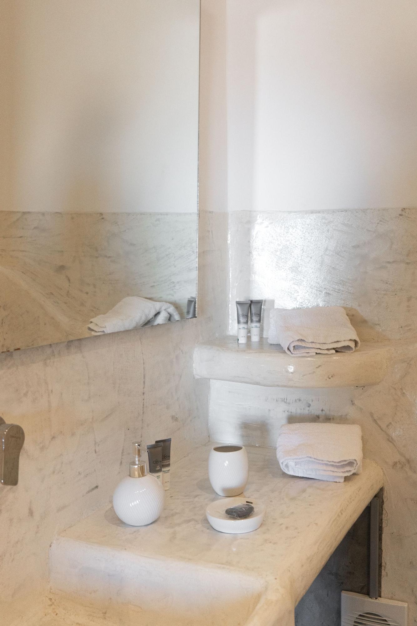 Equipamiento de Habitación Demilmar Luxury Suites