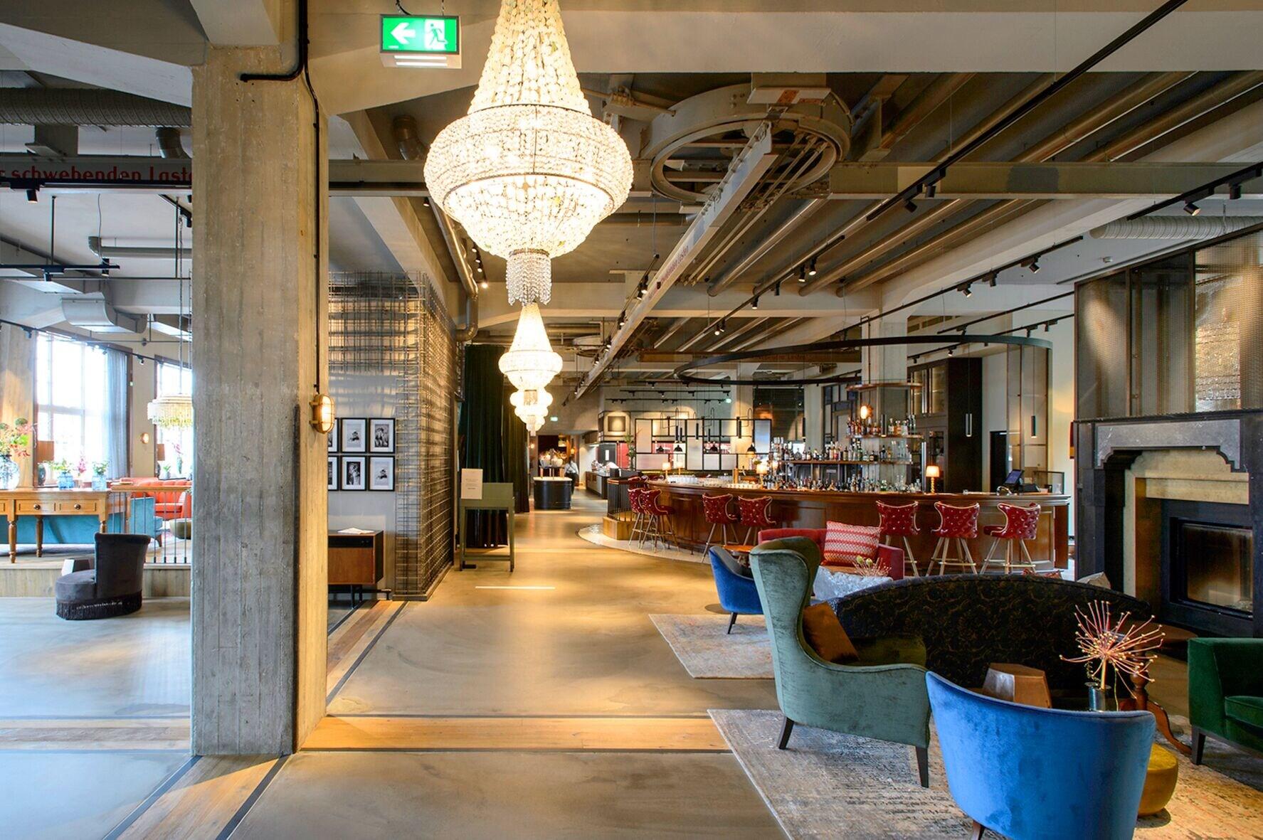 Vista Lobby Das James