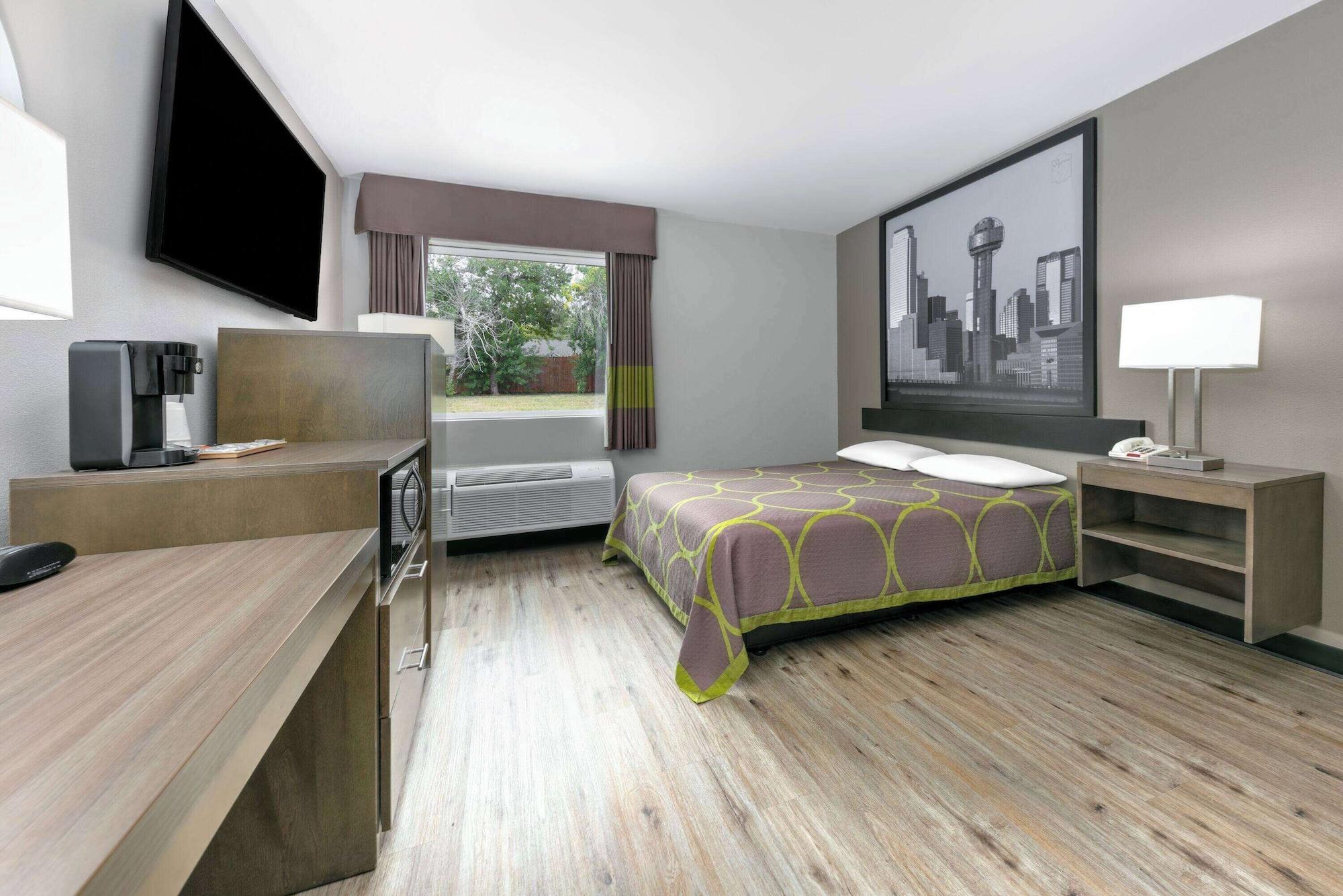 Varios Super 8 by Wyndham Waxahachie TX