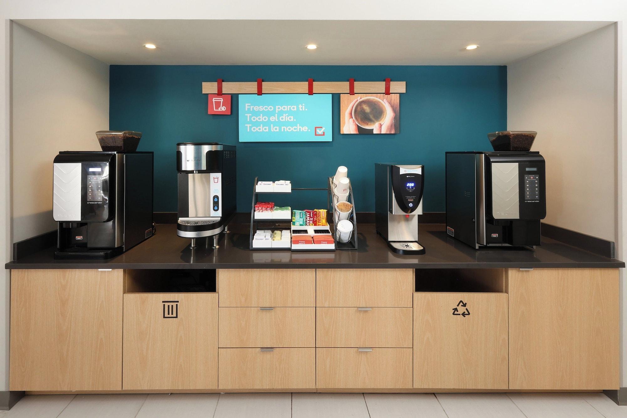 Bar/Salón avid hotel Guadalajara Aeropuerto Norte by IHG