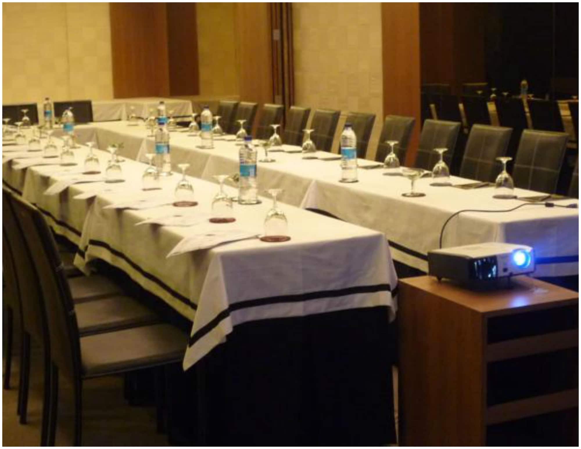 Sala de Reuniones Udman Panchshila Park by Ferns N Petals