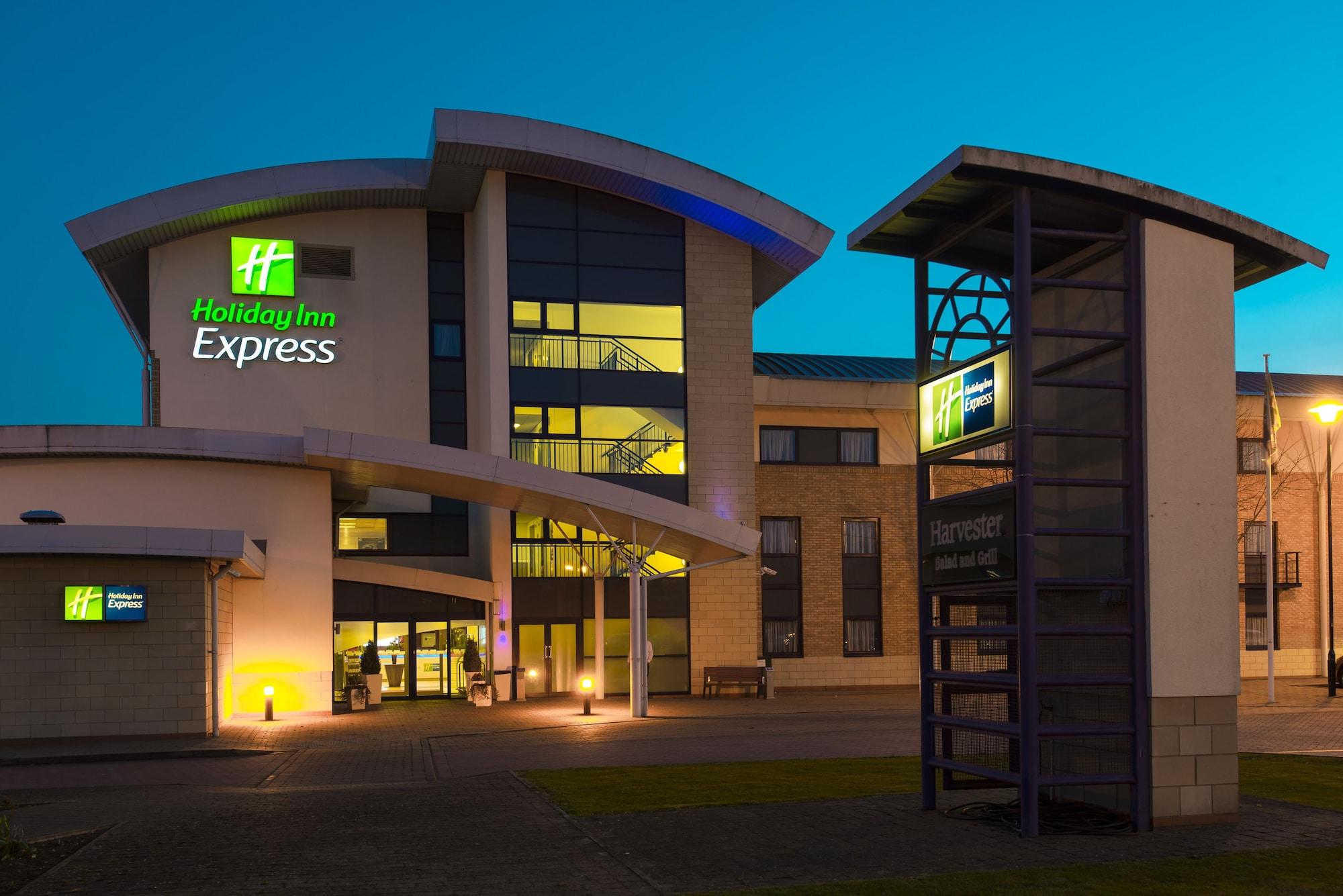 Vista Exterior Holiday Inn Express Northampton - South by IHG