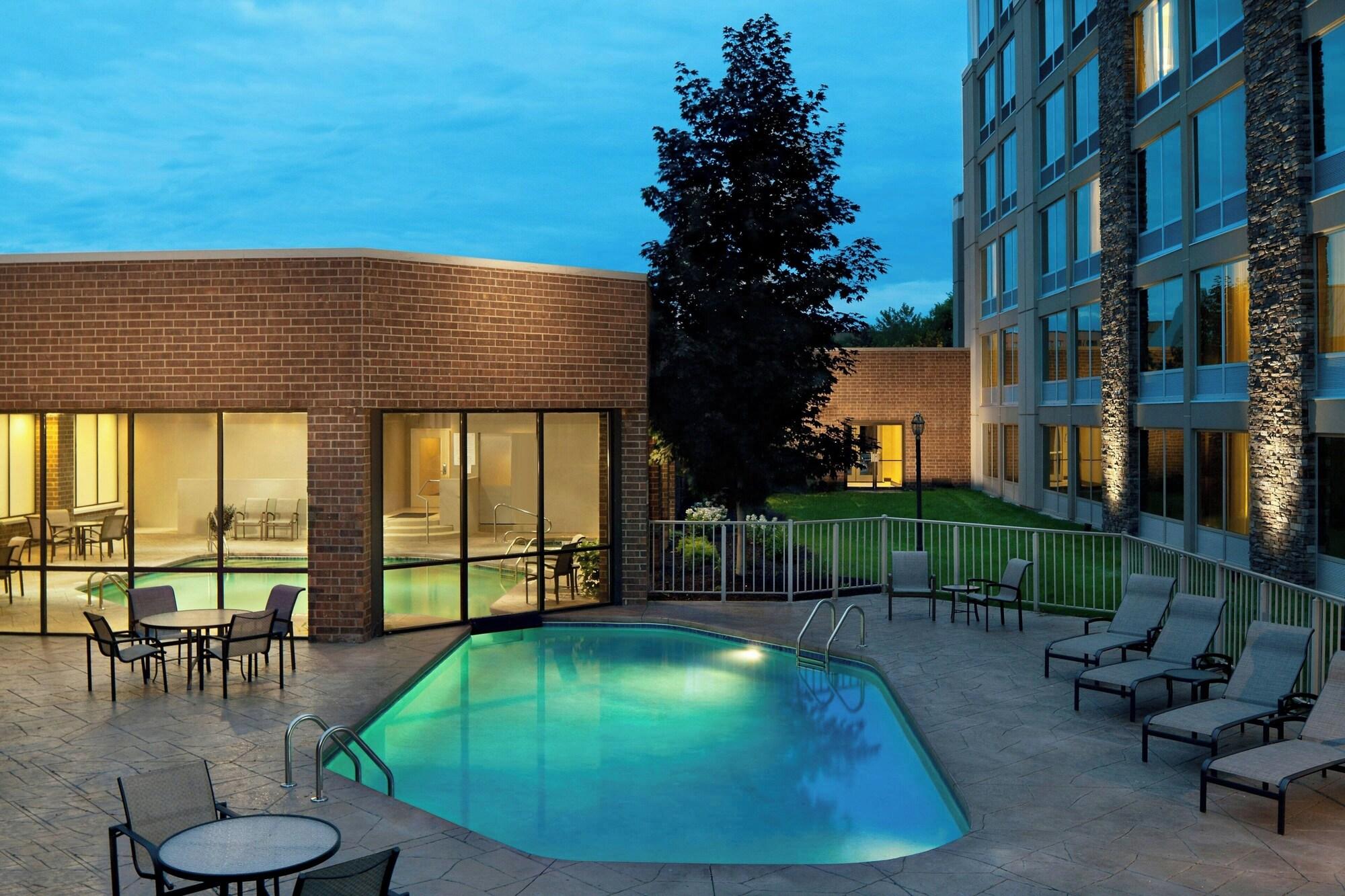 Vista Piscina Sheraton Ann Arbor Hotel