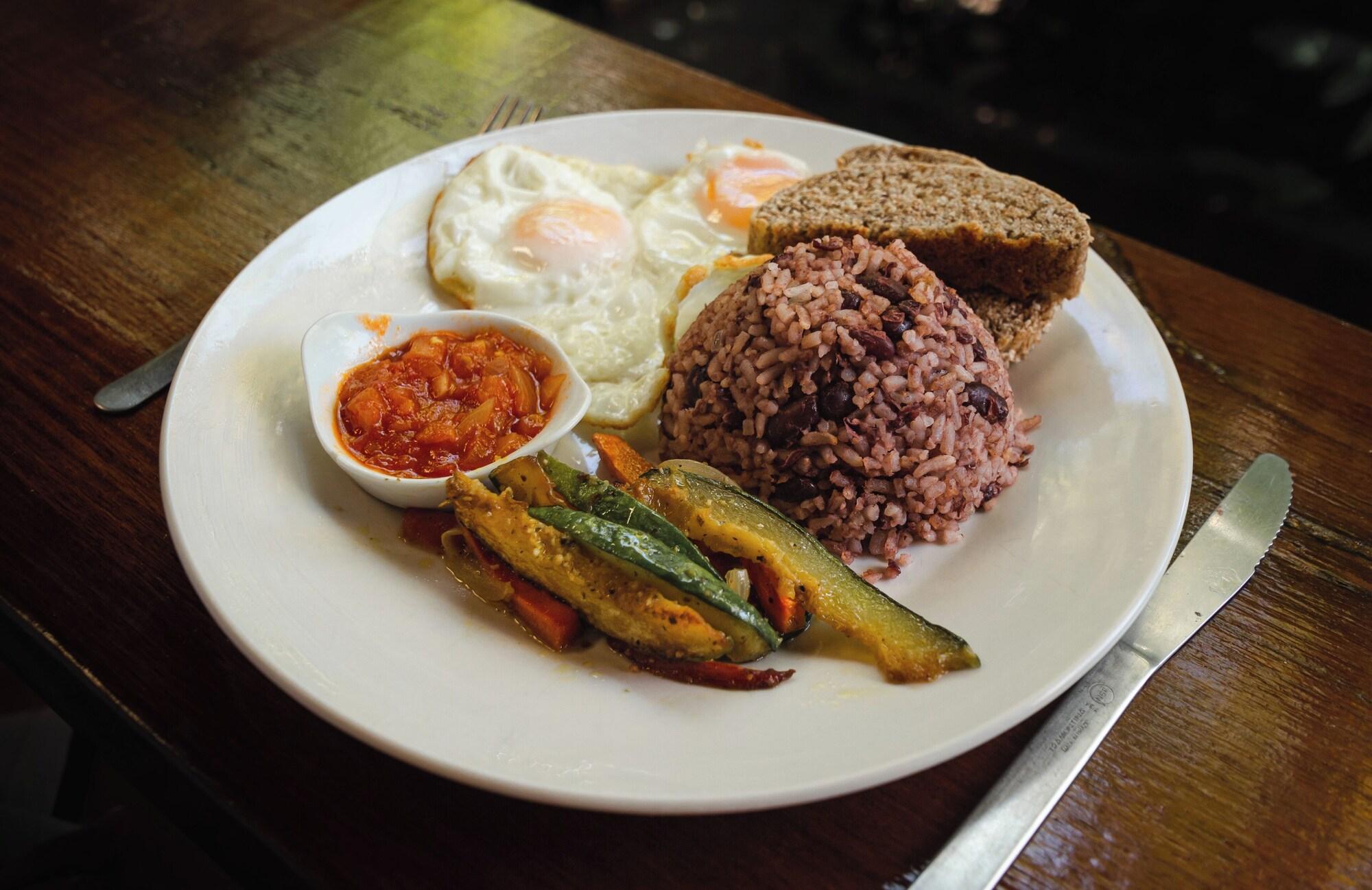 Restaurant PURE Gym - Spa - Yoga - Lodging
