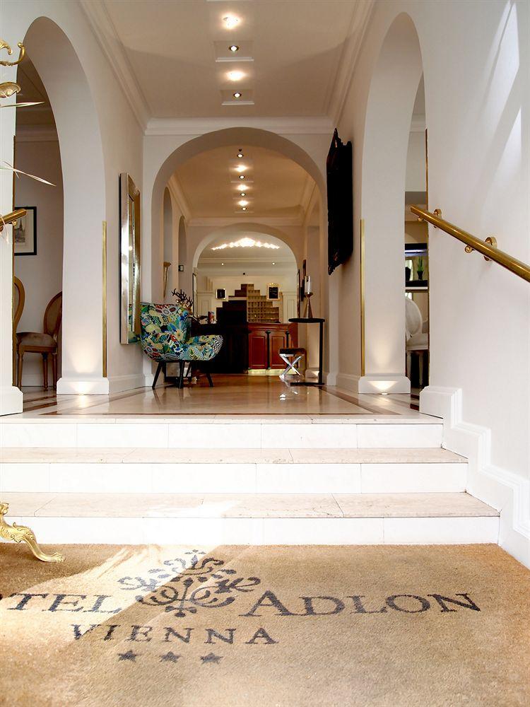 Vista Lobby Ana Adlon