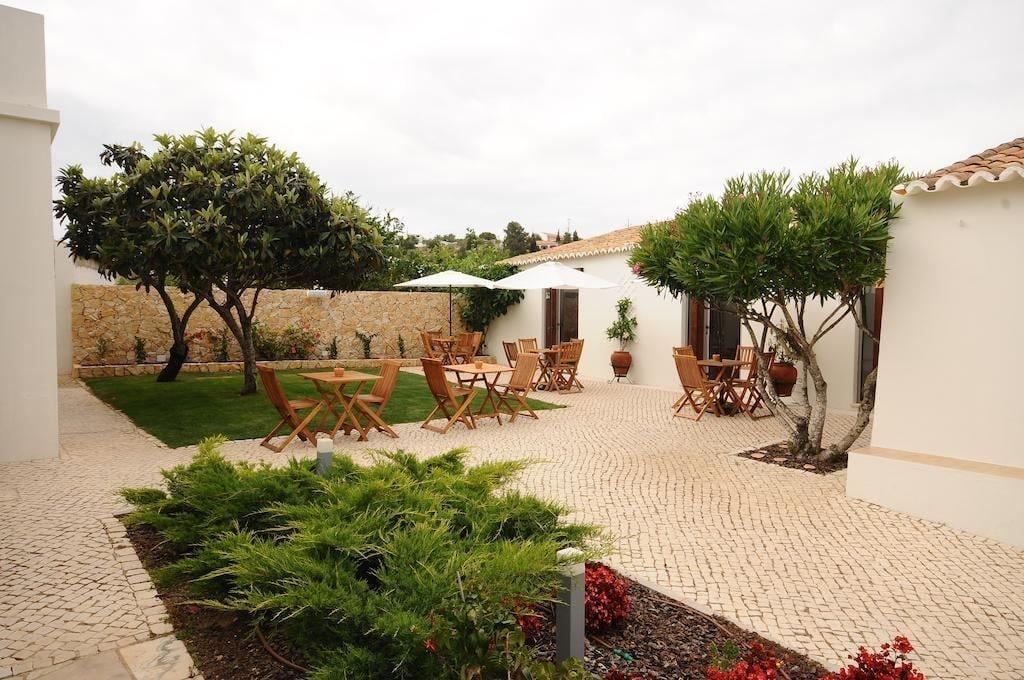 Varios Lost & Found - Guesthouse & Suites