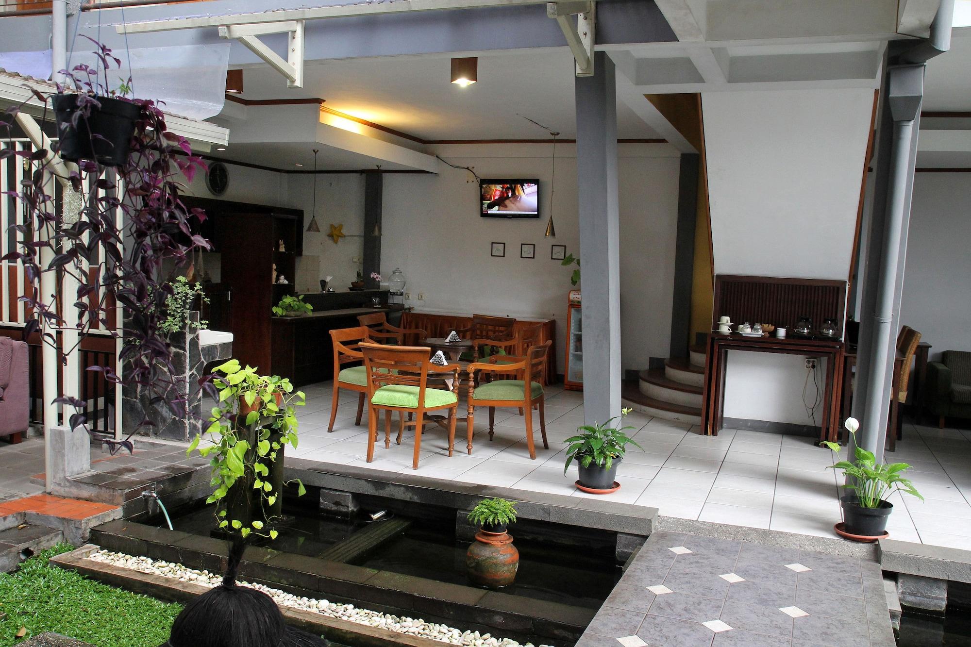 Restaurant Rumah Asri Bed And Breakfast